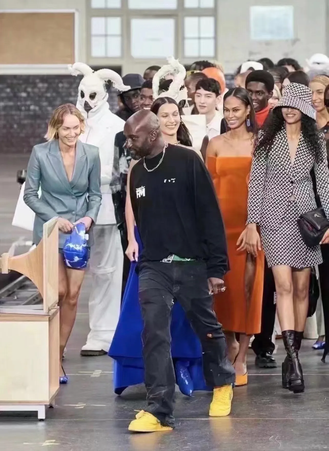 VIRGIL, the former LV design director, almost welded this treasure denim onto his body GALLERY DEPT. LA FLARE CARPENTER PANTS, the first generation of paint-splashed ink-washed flared logging trousers, Carhartt original modified overalls, blue and black S-XL